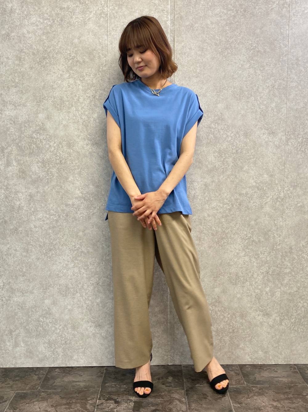 「夏コーデ、シンプルコーデ、オトナ女子、サンダルコーデ、夏、パンツスタイル、大人カジュアル、ブルー、エウクレイド、EUCLAID」｜「EUCLAIDのリネンライクリラックスワイドパンツ（その他パンツ、ベージュ系）」を使った、EIさん（レディース・167cm）の夏コーディネートの1枚目の写真