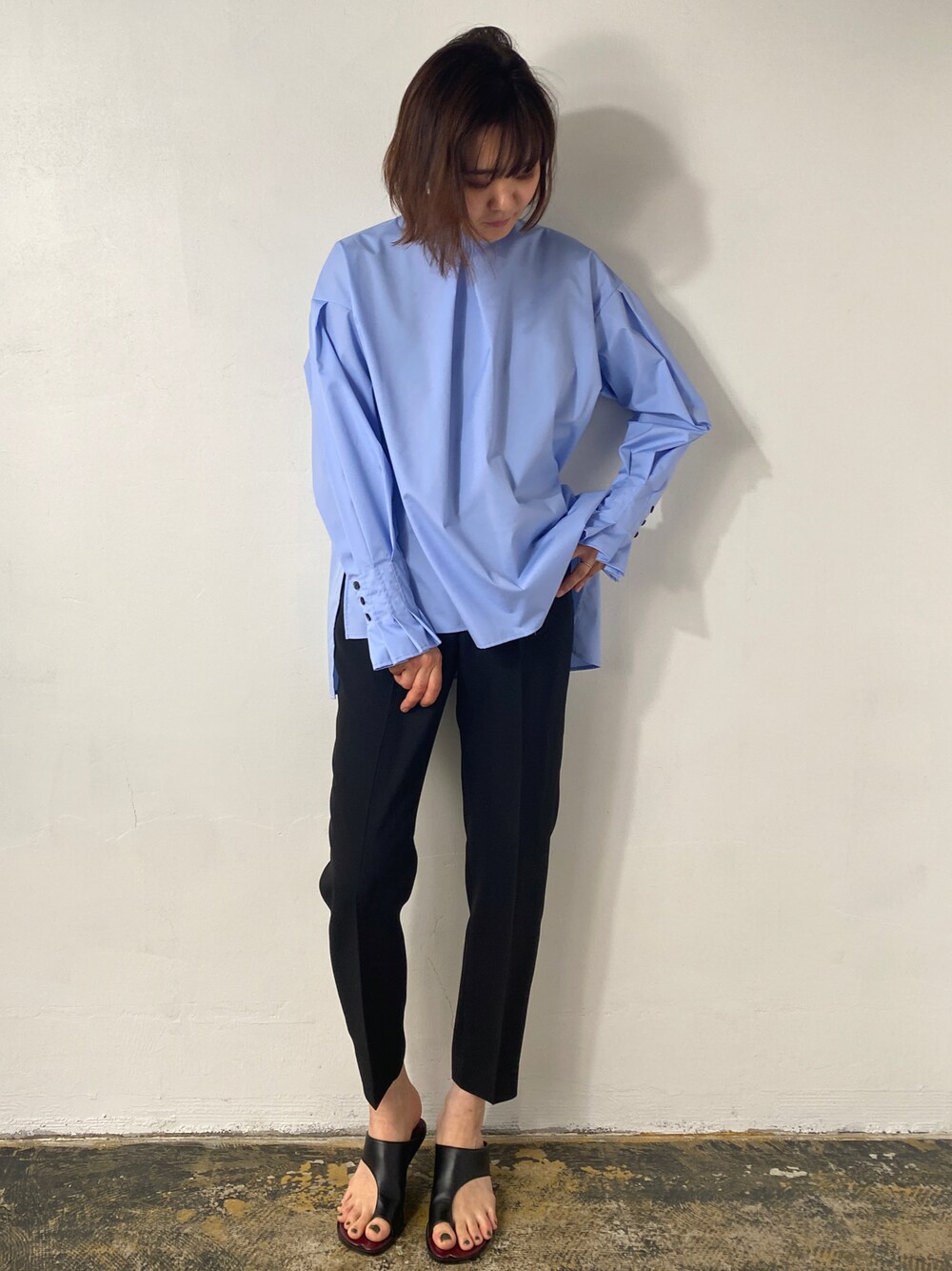 「シャツスタイル、ブルー、オトナ女子、お出かけコーデ、秋先取りコーデ、シンプル、お洒落さんとつながりたい、秋、秋服コーデ、パンツコーデ、モノトーンコーデ、秋服準備はじめました、EUCLAID」｜「EUCLAIDのバックボタンハイネックブラウス（シャツ/ブラウス、ブルー系）」を使った、EIさん（レディース・167cm）の夏コーディネートの1枚目の写真