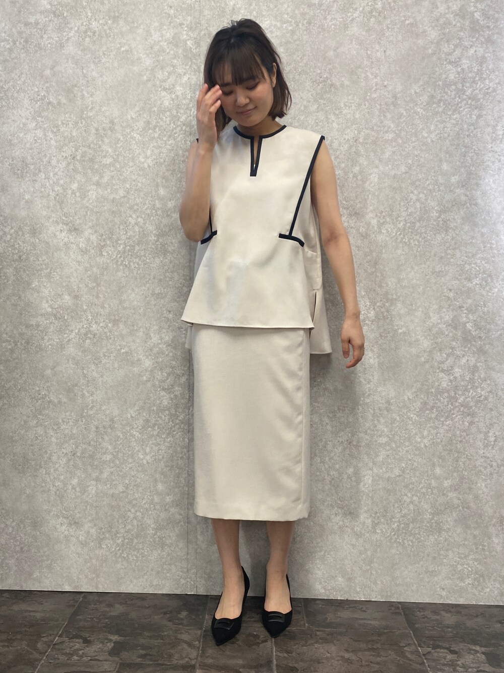 「春コーデ、大人女子、セットアップ、ホワイトコーデ、タイトスカート、オケージョン、セレモニー、キレイめ、春服コーデ、EUCLAID」｜「EUCLAIDのリネンライクノースリーブブラウス（シャツ/ブラウス、ホワイト系）」を使った、EIさん（レディース・167cm）の冬コーディネートの1枚目の写真