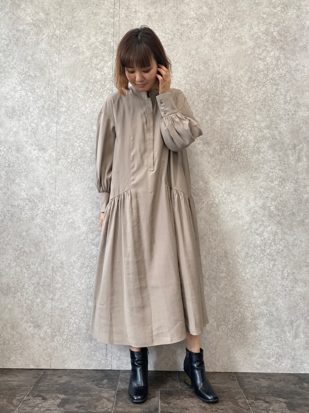 「ワンピース、オトナ女子、お出かけコーデ、秋先取りコーデ、秋、初秋コーデ、秋服コーデ、ベージュ、楽チンコーデ、EUCLAID」｜「EUCLAIDのパウダーツイルボリュームワンピース（ワンピース、ベージュ系）」を使った、EIさん（レディース・167cm）の夏コーディネートの1枚目の写真