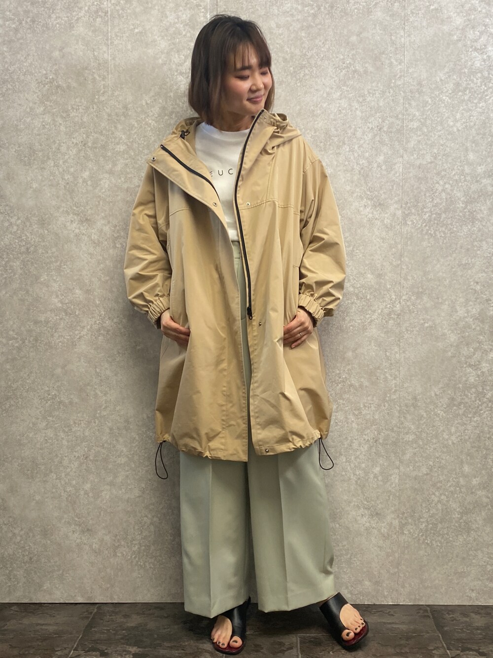 「マウンテンパーカー、マウンテンライトジャケット、ベージュ、フードコート、春服デビュー宣言、着回しコーデ、春服コーデ、春服みてみて、パンツコーデ、レイヤードスタイル、ママコーデ、休日スタイル、EUCLAID」｜「EUCLAIDの撥水タフタマウンテンコート（その他アウター、ベージュ系）」を使った、EIさん（レディース・167cm）の春コーディネートの1枚目の写真
