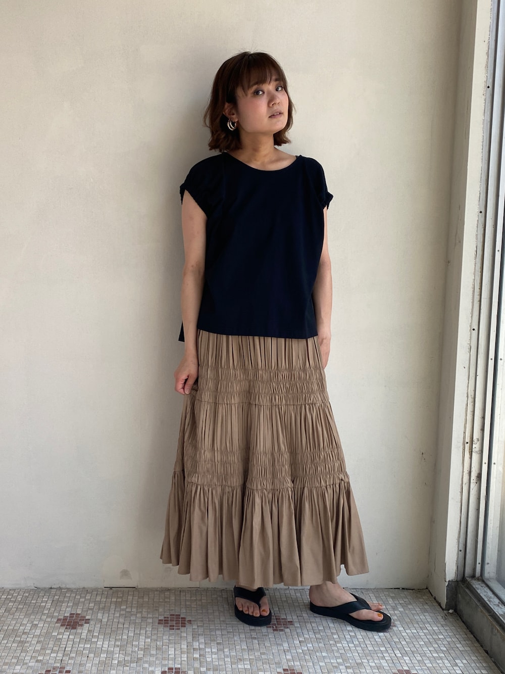 「オトナ女子、夏コーデ、シンプルコーデ、スカート、ロングスカート、プリーツスカート、モノトーン、カットソー、エウクレイド、EUCLAID」｜「EUCLAIDの袖ギャザーリボンカットソー（Tシャツ/カットソー、ブラック系）」を使った、EIさん（レディース・167cm）の夏コーディネートの1枚目の写真