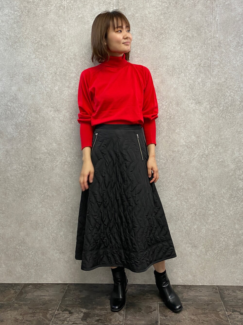 「赤ニット、レッド、ニット、キルティング、スカート、冬コーデ、高身長女子、クリスマスに着たい服、デート、きれいめコーディネート、フレアスカート、EUCLAID」｜「EUCLAIDのキルティングスカート（スカート、ブラック系）」を使った、EIさん（レディース・167cm）の秋コーディネートの1枚目の写真