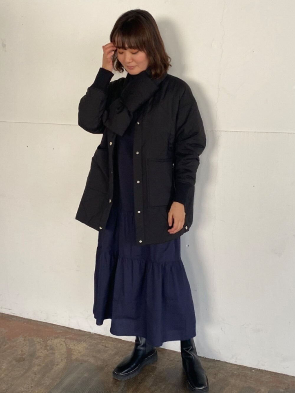「大人カジュアル、シンプル、ダウンジャケット、ブラック、ワンピース、ティアードワンピース、ビッグシルエット、マフラー、モノトーン、エウクレイド、EUCLAID」｜「EUCLAIDの【her EUCLAID】異素材切替ティアードワンピース（ワンピース、ブルー系）」を使った、EIさん（レディース・167cm）の冬コーディネートの1枚目の写真