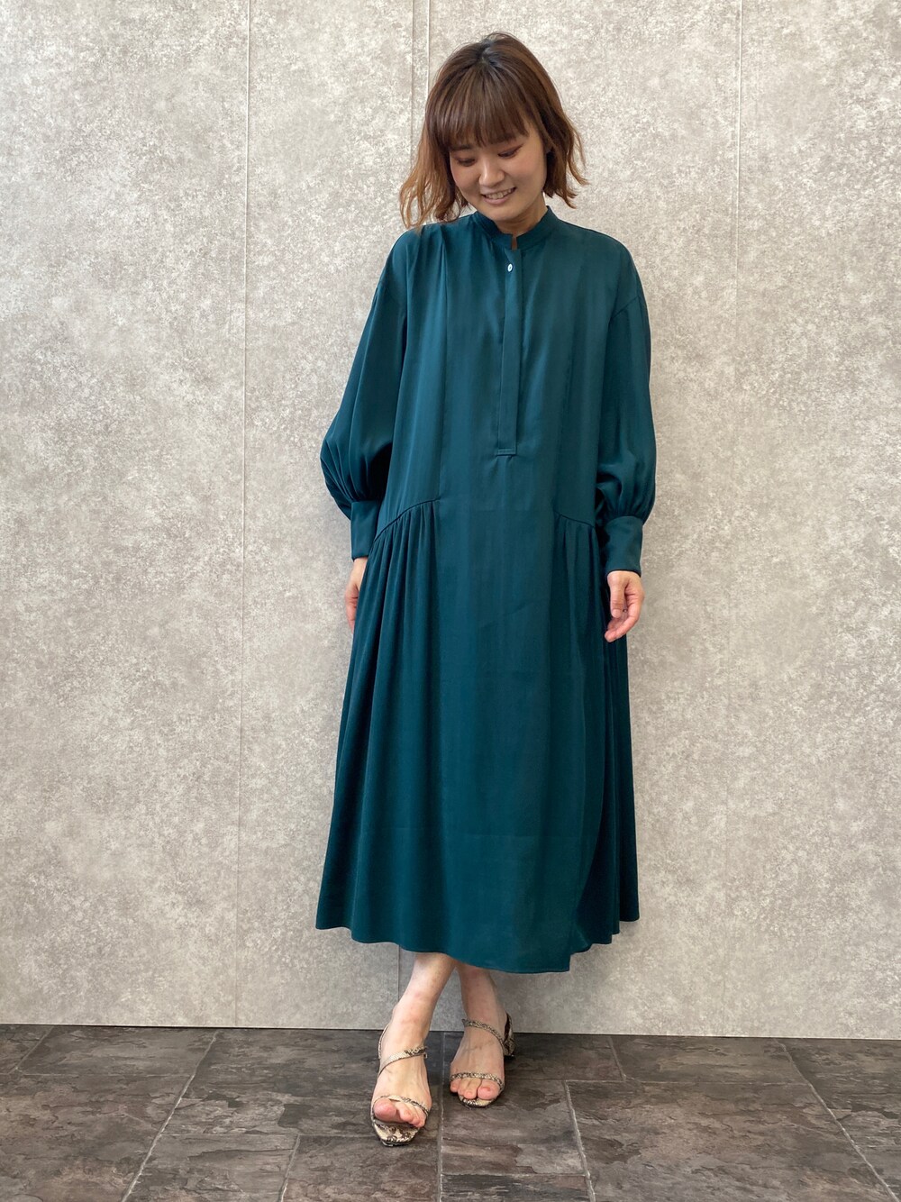 「ワンピース、シャツワンピ、グリーン、秋色、オトナ女子、お出かけコーデ、秋先取りコーデ、シンプル、楽チンコーデ、休日スタイル、お洒落さんとつながりたい、秋、秋服コーデ、EUCLAID」｜「EUCLAIDのパウダーツイルボリュームワンピース（ワンピース、グリーン系）」を使った、EIさん（レディース・167cm）の夏コーディネートの1枚目の写真
