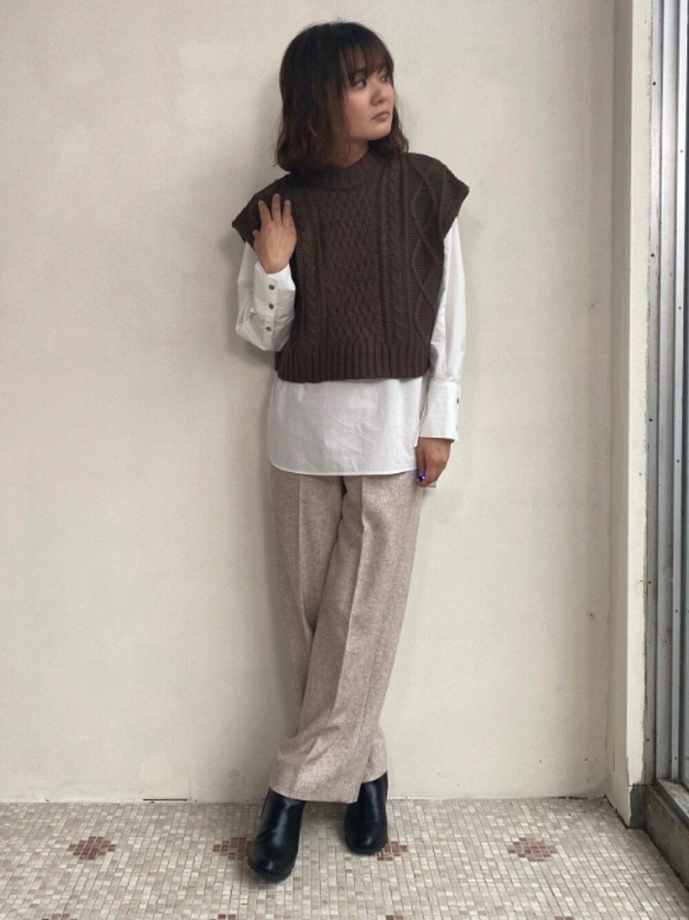 「ベスト、ベスト×シャツ、ニットコーデ、シャツスタイル、パンツスタイル、ワントーンコーデ、お出かけコーデ、大人コーデ、冬コーデ、エウクレイド、EUCLAID」｜「EUCLAIDのケーブル編ニットベスト（ベスト、ブラウン系）」を使った、EIさん（レディース・167cm）の冬コーディネートの1枚目の写真