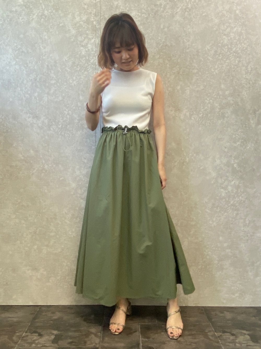 「ワンピース、カーキ、今日のコーデ、楽チンコーデ、夏コーデ、大人カジュアル、リラックススタイル、お出かけコーデ、大人女子、キレイめ、ノースリーブ、EUCLAID」｜「EUCLAIDの【ZOZOTOWN限定】ドッキングワンピース（ワンピース、ホワイト系）」を使った、EIさん（レディース・167cm）の夏コーディネートの1枚目の写真