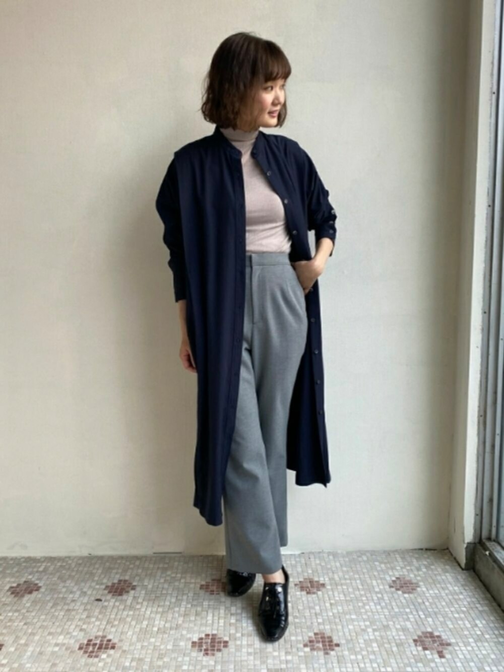 「オトナカジュアル、カジュアルコーデ、着回しコーデ、ワンピース、カーディガン、大人女子、秋冬コーデ、レイヤードスタイル、エウクレイド、EUCLAID」｜「EUCLAIDのタックショルダーシャツワンピース（ワンピース、ブルー系）」を使った、EIさん（レディース・167cm）の秋コーディネートの1枚目の写真