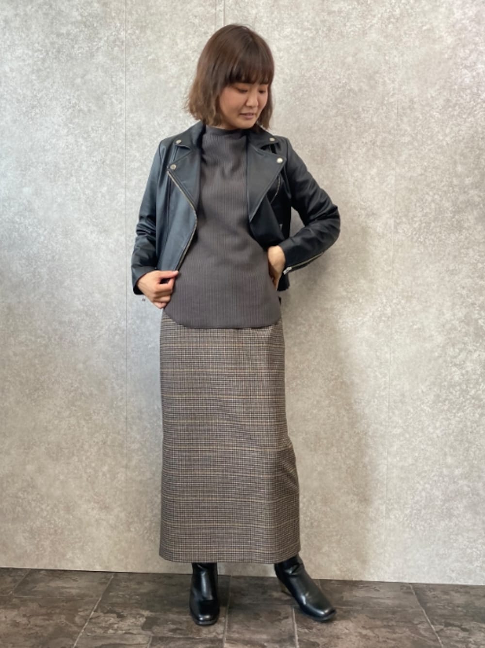 「休日スタイル、ライダースジャケット、シンプル、大人カジュアル、チェック柄に恋してる、高身長女子、タイトスカート、着回しコーデ、きれいめカジュアル、エウクレイド、EUCLAID」｜「EUCLAIDのチェックタイトスカート（スカート、ブラウン系）」を使った、EIさん（レディース・167cm）の冬コーディネートの1枚目の写真