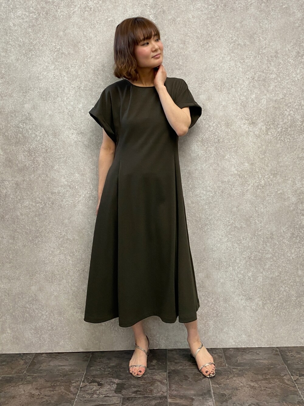 「ゆるコーデ、はじめましてコーデ、大人コーデ、ワンピース、オトナ女子、はるコーデ、ママコーデ、カーキ、ラクチンコーデ、ワンピーススタイル、EUCLAID」｜「EUCLAIDの【her EUCLAID】ストレッチカルゼフレアワンピース（ワンピース、グリーン系）」を使った、EIさん（レディース・167cm）の春コーディネートの1枚目の写真