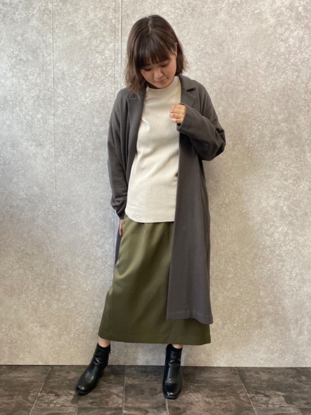 「大人カジュアル、春コーデ、ゆるコーデ、カジュアル、着回しコーデ、ビッグシルエット、レイヤードスタイル、スウェット、春アウター、春服、スカート、エウクレイド、EUCLAID」｜「EUCLAIDの【Aya×EUCLAID】バイカラーリラックススカート（スカート、グリーン系）」を使った、EIさん（レディース・167cm）の冬コーディネートの1枚目の写真