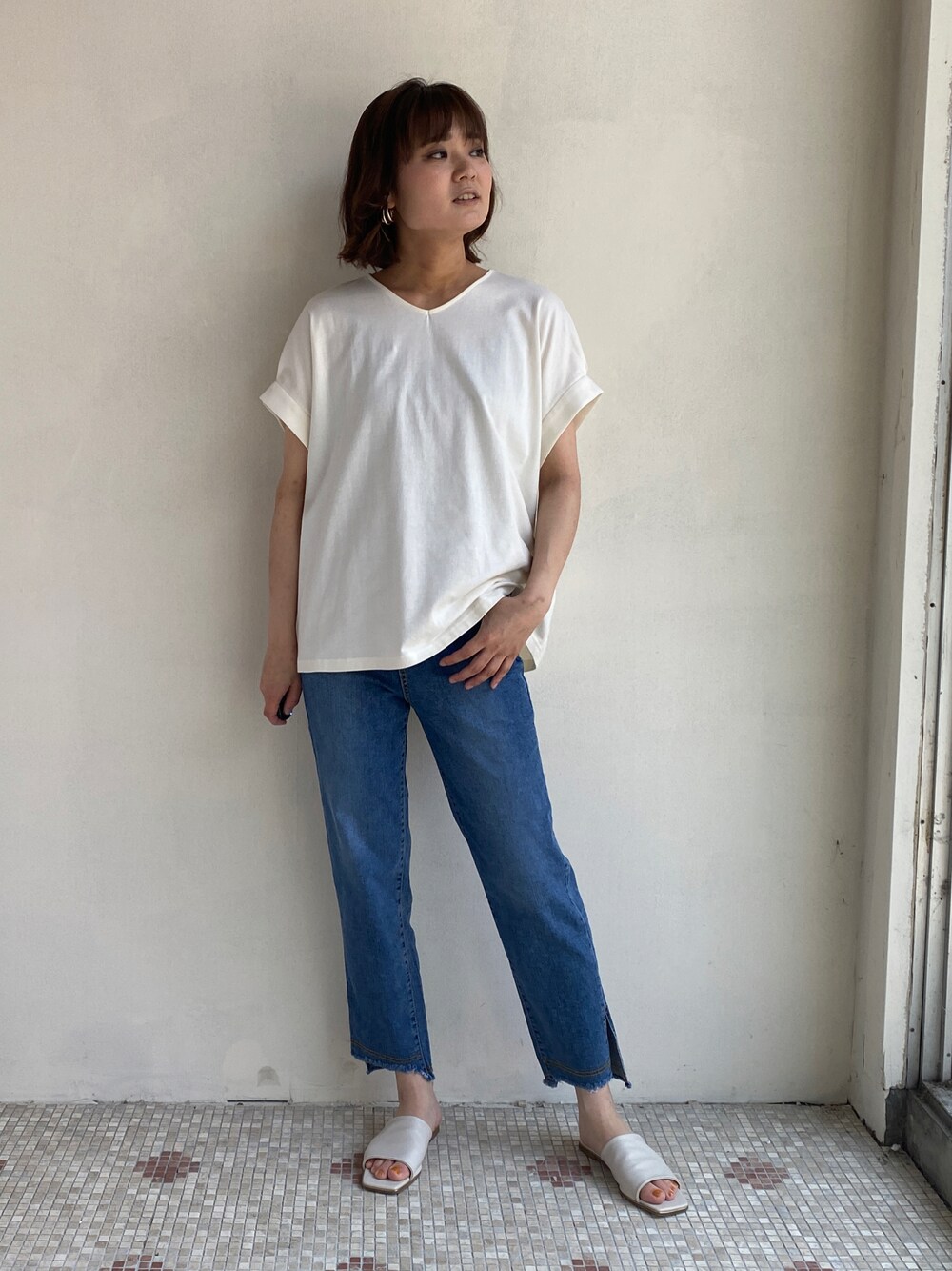 「夏コーデ、デニム、デニムパンツ、カジュアルコーデ、楽チンコーデ、リラックススタイル、サンダル、高身長コーデ、カットソー、エウクレイド、EUCLAID」｜「EUCLAIDの【INDIMARK】ステップヘムデニム（その他パンツ、ブルー系）」を使った、EIさん（レディース・167cm）の夏コーディネートの1枚目の写真