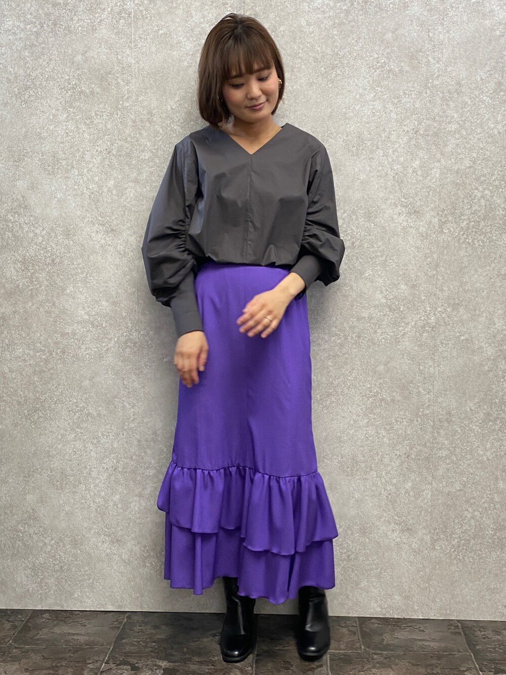 「パープル、スカート、ティアードスカート、ブラウス、グレー、デート、クリスマスに着たい服、きれいめカジュアル、スカートコーデ、秋コーデ、秋服、EUCLAID」｜「EUCLAIDのランダムティアードスカート（スカート、パープル系）」を使った、EIさん（レディース・167cm）の秋コーディネートの1枚目の写真