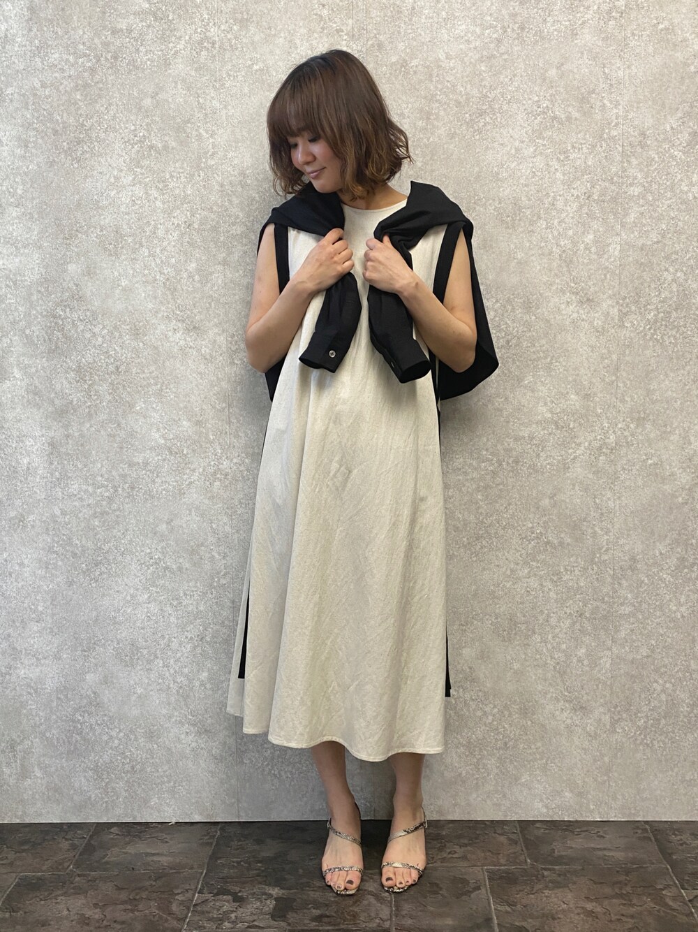 「大人カジュアル、シンプル、夏コーデ、ワンピース、バイカラー、キレイめ、サンダル、カーディガン、モノトーン、エウクレイド、EUCLAID」｜「EUCLAIDのバイカラーリネンワンピース（ワンピース、ホワイト系）」を使った、EIさん（レディース・167cm）の春コーディネートの1枚目の写真