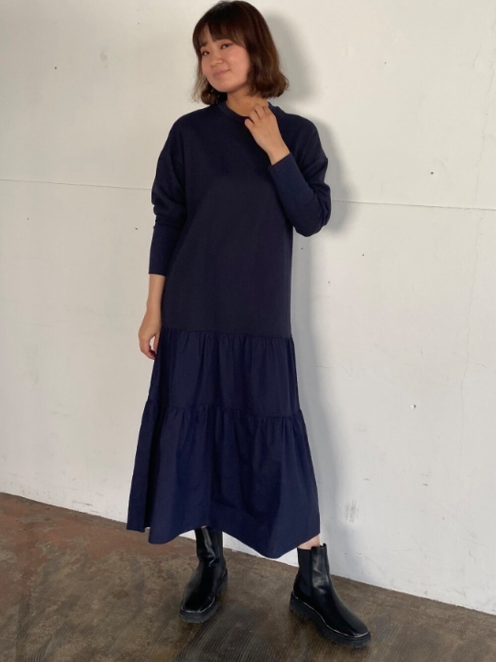 「ワンピース、ティアードワンピース、ネイビー、大人カジュアル、シンプル、冬コーデ、大人コーデ、キレイめ、オトナ女子、高身長女子、エウクレイド」｜「EUCLAIDの【her EUCLAID】異素材切替ティアードワンピース（ワンピース、ブルー系）」を使った、EIさん（レディース・167cm）の冬コーディネートの1枚目の写真