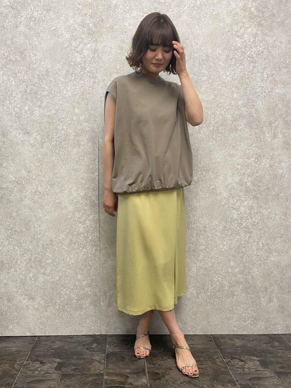 「イエロー、シンプルコーデ、春カラー、春、大人かわいい、オトナ女子、パステル映える春、カジュアルコーデ、ロングスカート、キレイめ、スウェット、春服みてみて、ラクチンコーデ、スカート、EUCLAID」｜「EUCLAIDの【her EUCLAID】ミニウラケリラックスプルオーバー（Tシャツ/カットソー、グレー系）」を使った、EIさん（レディース・167cm）の春コーディネートの1枚目の写真