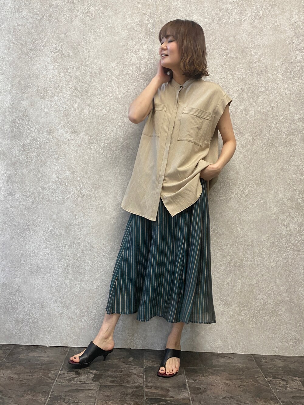 「ワークシャツ、スカート、夏コーデ、シンプルコーデ、オトナ女子、サンダルコーデ、大人カジュアル、高身長女子、フレアスカート、エウクレイド、EUCLAID」｜「EUCLAIDのリネンノースリーブワークシャツ（シャツ/ブラウス、ベージュ系）」を使った、EIさん（レディース・167cm）の夏コーディネートの1枚目の写真