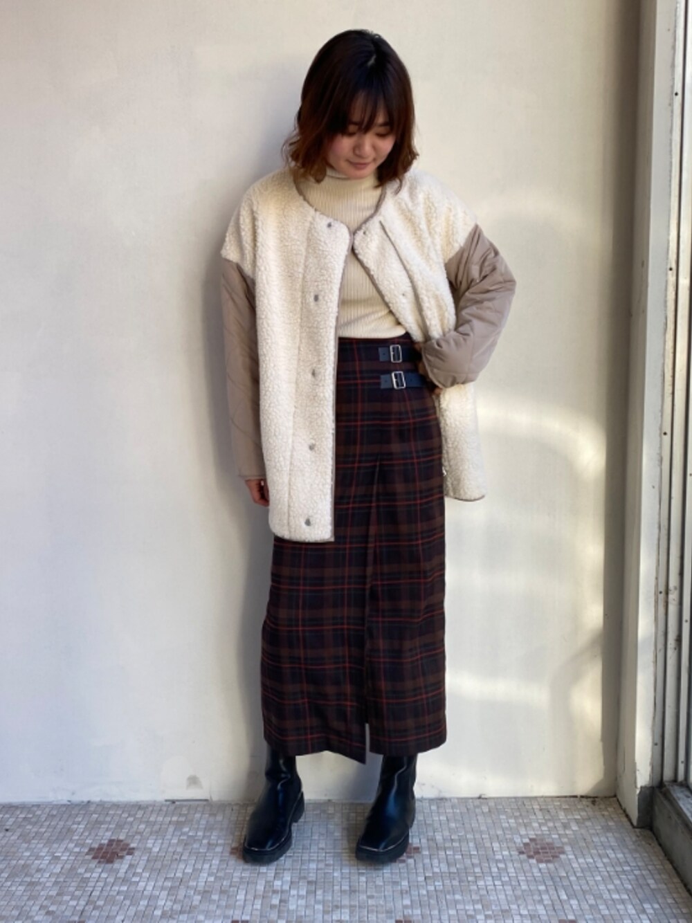 「大人カジュアル、チェック、ダウンジャケット、今日のコーデ、ビッグシルエット、ラフ、スカート、タイトスカート、エウクレイド、EUCLAID」｜「EUCLAIDのベルトデザインチェックタイトスカート（スカート、ブラウン系）」を使った、EIさん（レディース・167cm）の冬コーディネートの1枚目の写真