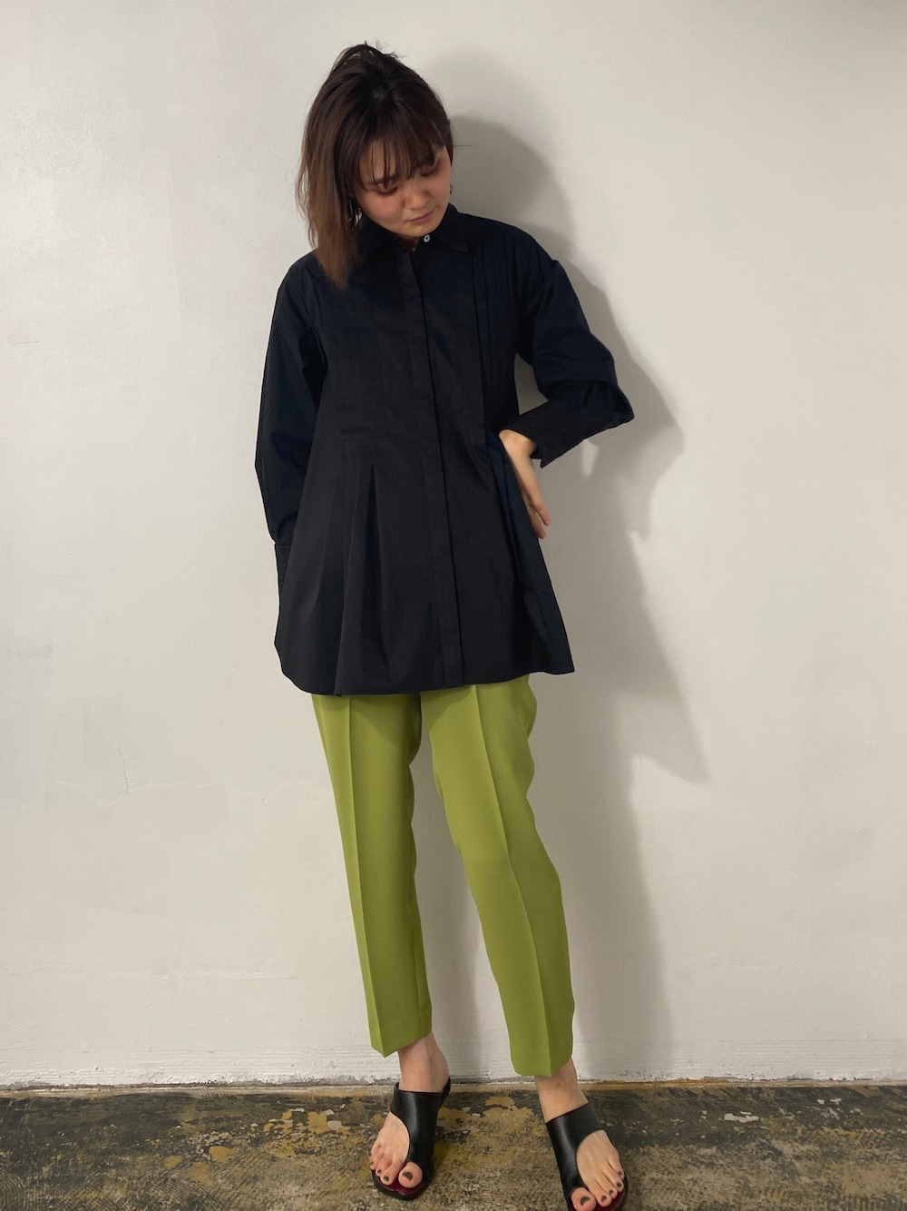 「ブラウス、大人女子、お出かけコーデ、キレイめカジュアル、着回しコーデ、オトナカジュアル、グリーン、カラーパンツ、テーパードパンツ、EUCLAID」｜「EUCLAIDのジャカード配色ピンタックシャツ（シャツ/ブラウス、ブラック系）」を使った、EIさん（レディース・167cm）の春コーディネートの1枚目の写真