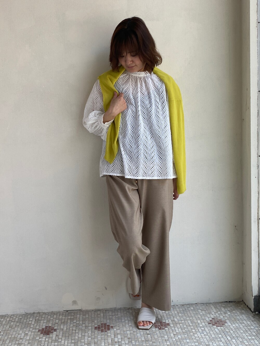 「シンプルコーデ、カジュアルコーデ、秋コーデ、着回しコーデ、ブラウス、イエロー、カーディガン、楽チンコーデ、ootd、ワイドパンツ、エウクレイド、EUCLAID」｜「EUCLAIDのリネンライクリラックスワイドパンツ（その他パンツ、ベージュ系）」を使った、EIさん（レディース・167cm）の夏コーディネートの1枚目の写真