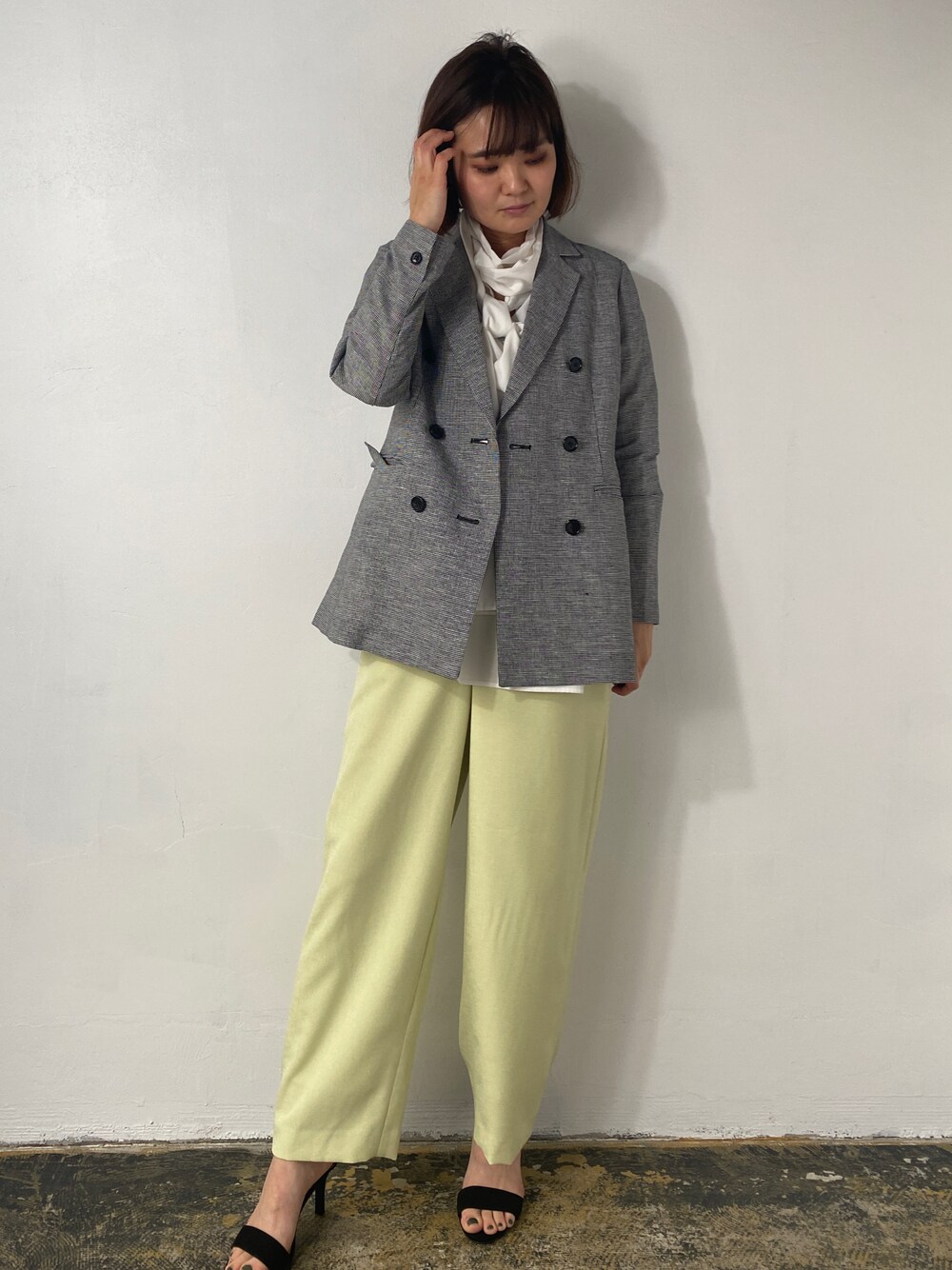 「いまどきジャケット写真、春服、大人女子、お出かけコーデ、イエロー、ワイドパンツ、ダブルジャケット、チェック、きれいめカジュアル、着回しコーデ、シャツスタイル、EUCLAID」｜「EUCLAIDのリネン混ダブルジャケット（テーラードジャケット、グレー系）」を使った、EIさん（レディース・167cm）の春コーディネートの1枚目の写真