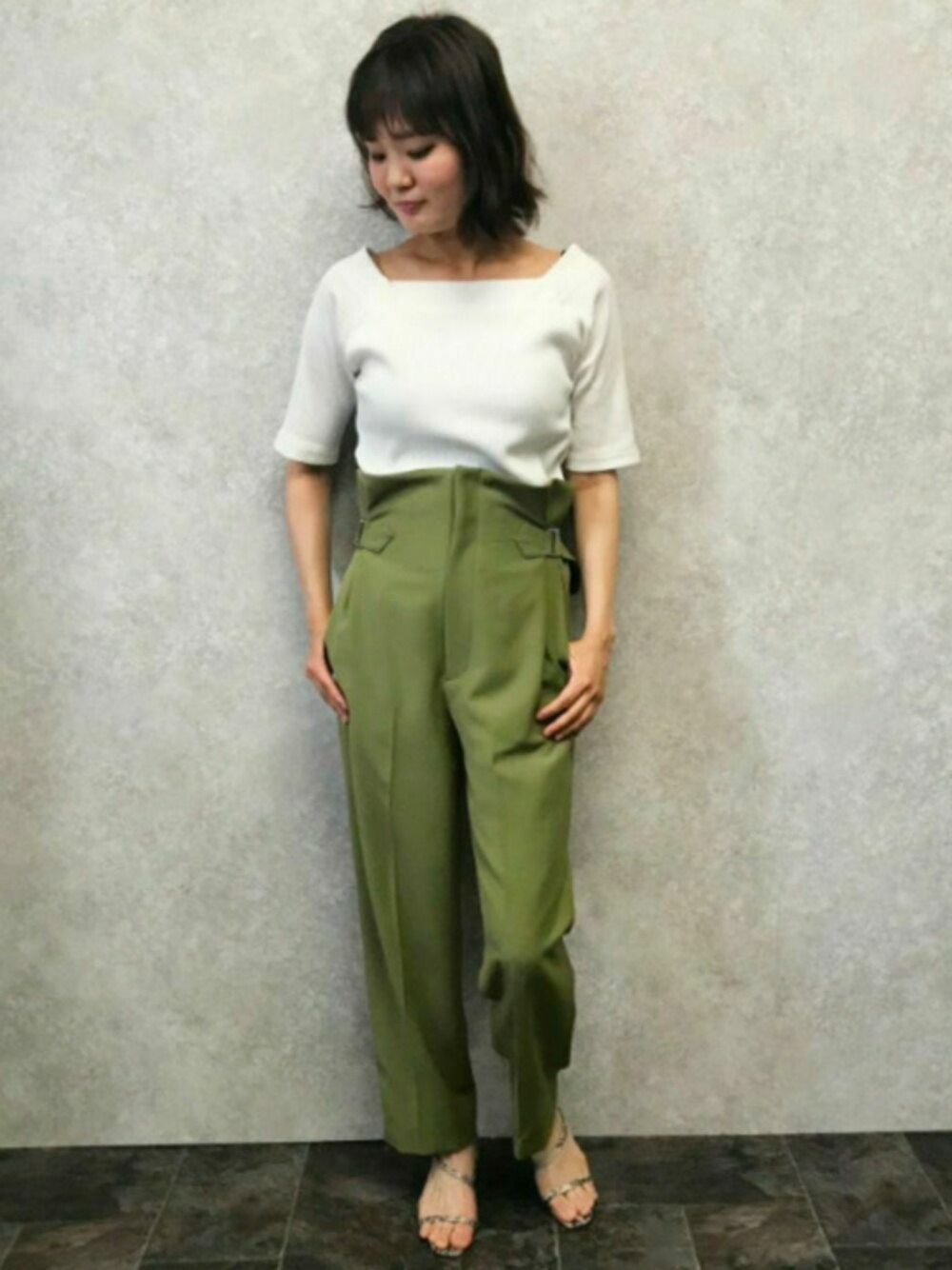「ラクチンコーデ、サロペット、マルチウェイ、グリーン、オトナ女子、サンダル、夏コーデ、Tシャツ、エウクレイド、EUCLAID」｜「EUCLAIDのスクエアネックリブカットソー（Tシャツ/カットソー、ホワイト系）」を使った、EIさん（レディース・167cm）の夏コーディネートの1枚目の写真