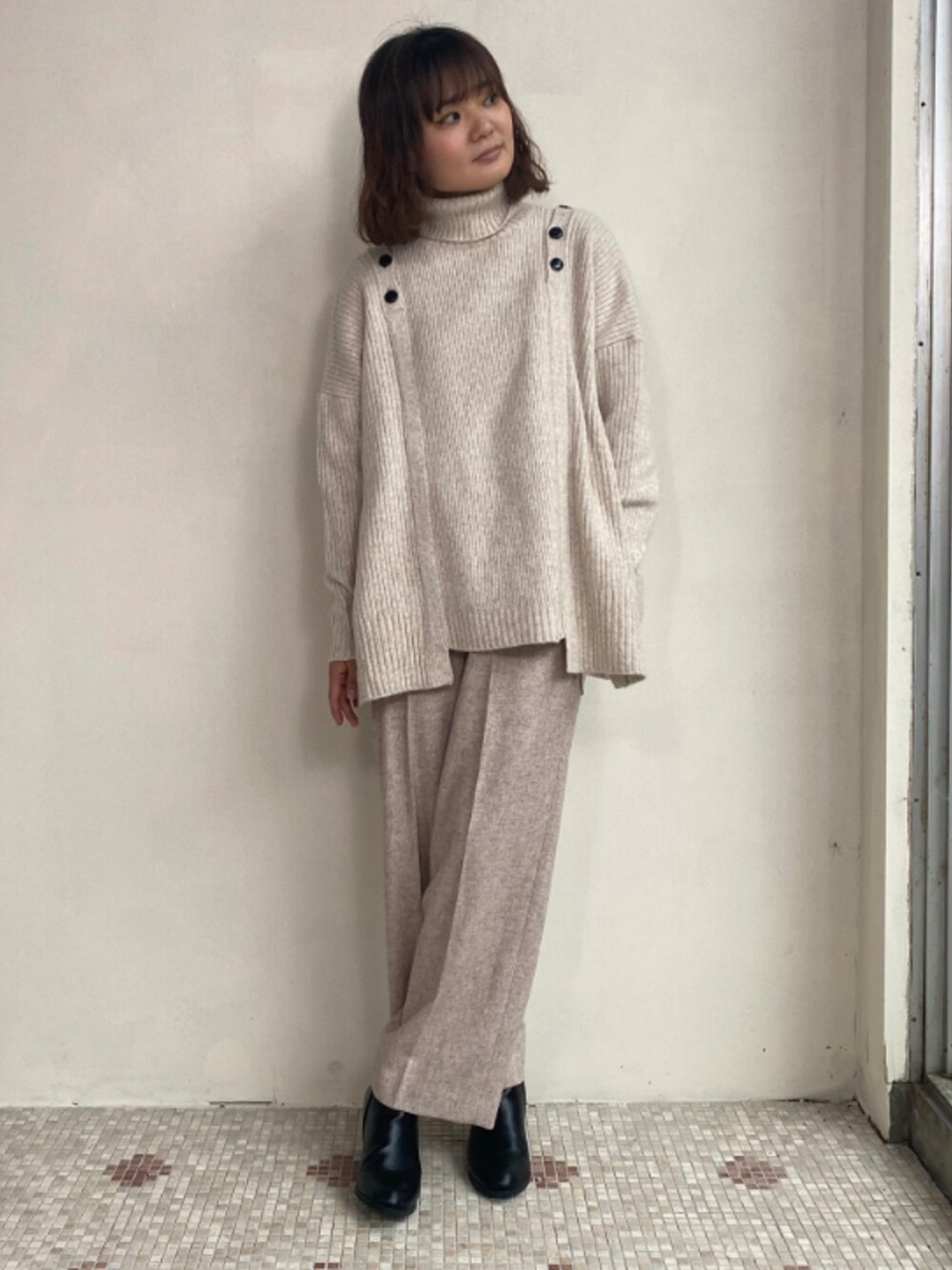 「ニット、ワントーンコーデ、パンツスタイル、ベージュ、お出かけコーデ、ビッグシルエット、大人女子、オトナカジュアル、エウクレイド、EUCLAID」｜「EUCLAIDのウール混マリンパンツ（その他パンツ、ベージュ系）」を使った、EIさん（レディース・167cm）の冬コーディネートの1枚目の写真