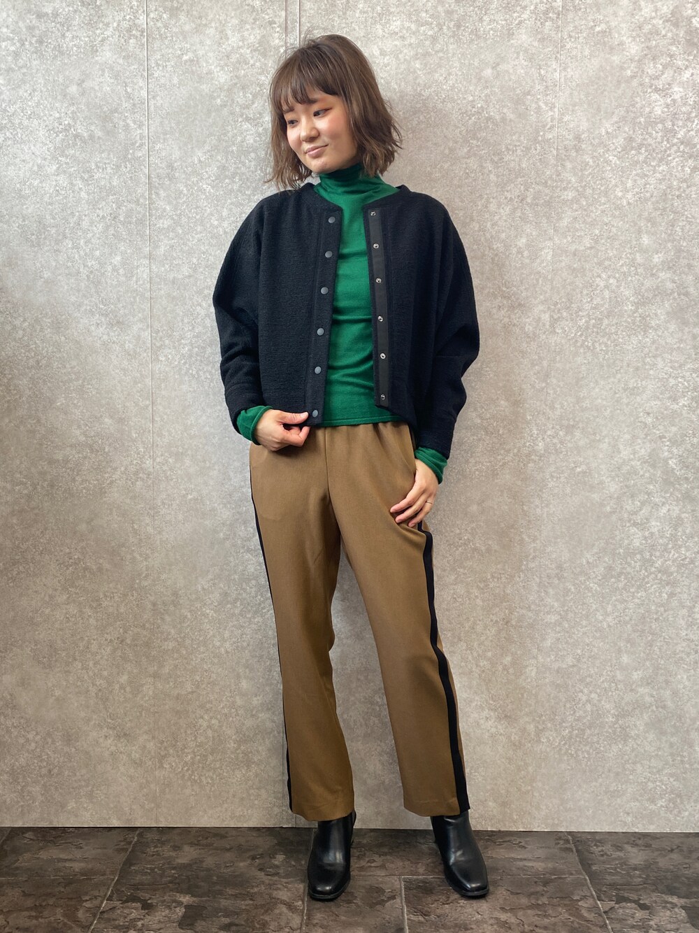 「カーディガン、ワイドパンツ、グリーン、タートルネック、ニット、冬コーデ、カジュアルコーデ、シンプルスタイル、きれいめカジュアル、大人カジュアル、レイヤードスタイル、お出かけコーデ、EUCLAID」｜「EUCLAIDのサイドラインワイドパンツ（その他パンツ、ブラウン系）」を使った、EIさん（レディース・167cm）の秋コーディネートの1枚目の写真
