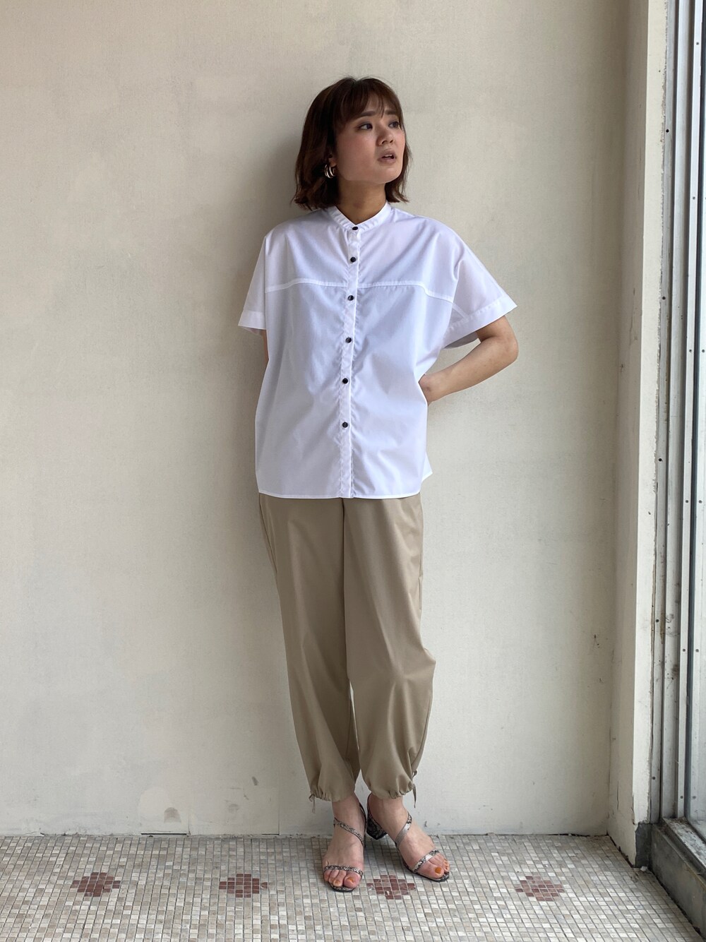 「シャツスタイル、シャツ、イージーパンツ、白シャツ、夏コーデ、シンプルコーデ、オトナ女子、パンツスタイル、大人カジュアル、ビッグシルエット、高身長女子、カーゴパンツ、エウクレイド、EUCLAID」｜「EUCLAIDのバンドカラースクエアブラウス（シャツ/ブラウス、ホワイト系）」を使った、EIさん（レディース・167cm）の夏コーディネートの1枚目の写真