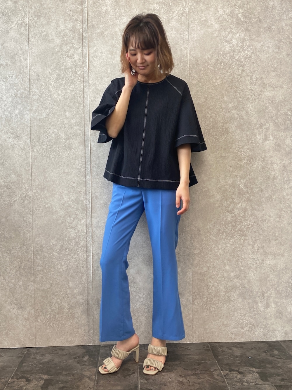 「ブラウス、ブラック、フレアスリーブ、夏コーデ、大人カジュアル、今日のコーデ、お出かけコーデ、ママコーデ、ブルー、フレアパンツ、ゆるコーデ、キレイめ、シンプル、EUCLAID」｜「EUCLAIDのジョーゼットフレアパンツ（その他パンツ、ブルー系）」を使った、EIさん（レディース・167cm）の夏コーディネートの1枚目の写真