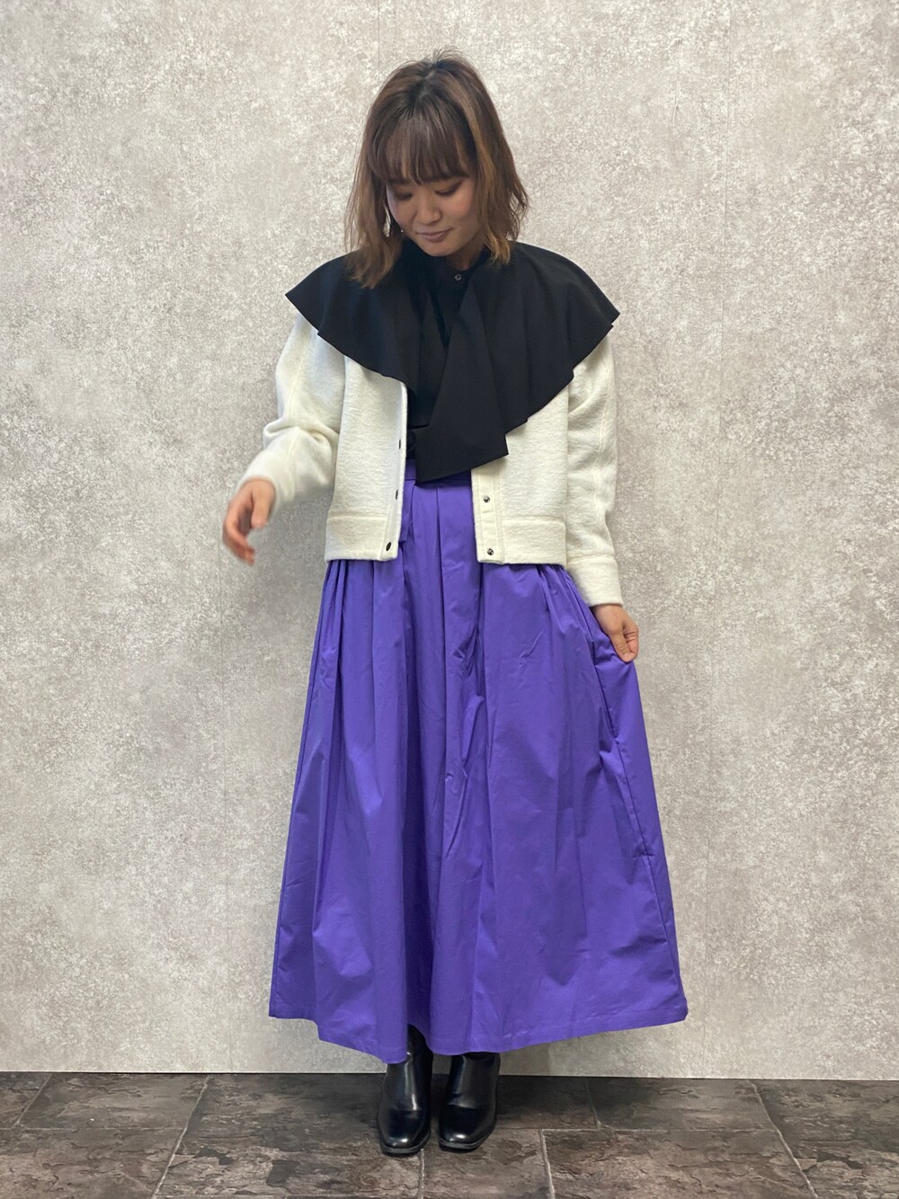 「パープル、スカート、カーディガン、フリルトップス、フリルブラウス、モノトーン、おでかけコーデ、春カラー、ほめられ本命コーデ、秋冬コーデ、オトナカワイイ、EUCLAID」｜「EUCLAIDのスライバーニットカーディガン（シャツ/ブラウス、ホワイト系）」を使った、EIさん（レディース・167cm）の冬コーディネートの1枚目の写真