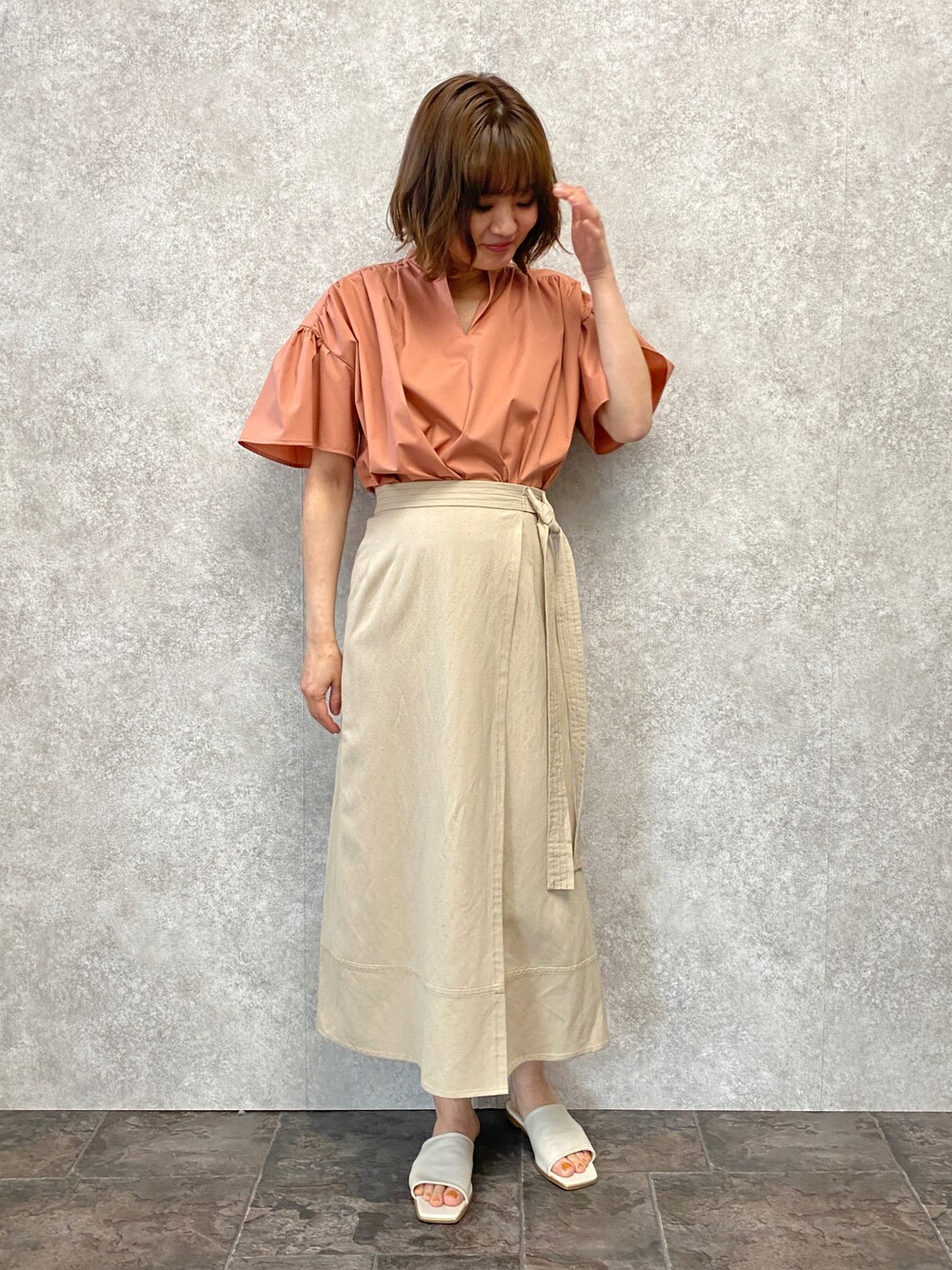 「夏コーデ、シンプルコーデ、カジュアルコーデ、オトナカワイイ、スカートコーデ、オレンジ、ブラウス、ビッグシルエット、着回しコーデ、フレアスカート、エウクレイド、EUCLAID」｜「EUCLAIDのフレアスリーブブラウス（シャツ/ブラウス、オレンジ系）」を使った、EIさん（レディース・167cm）の夏コーディネートの1枚目の写真