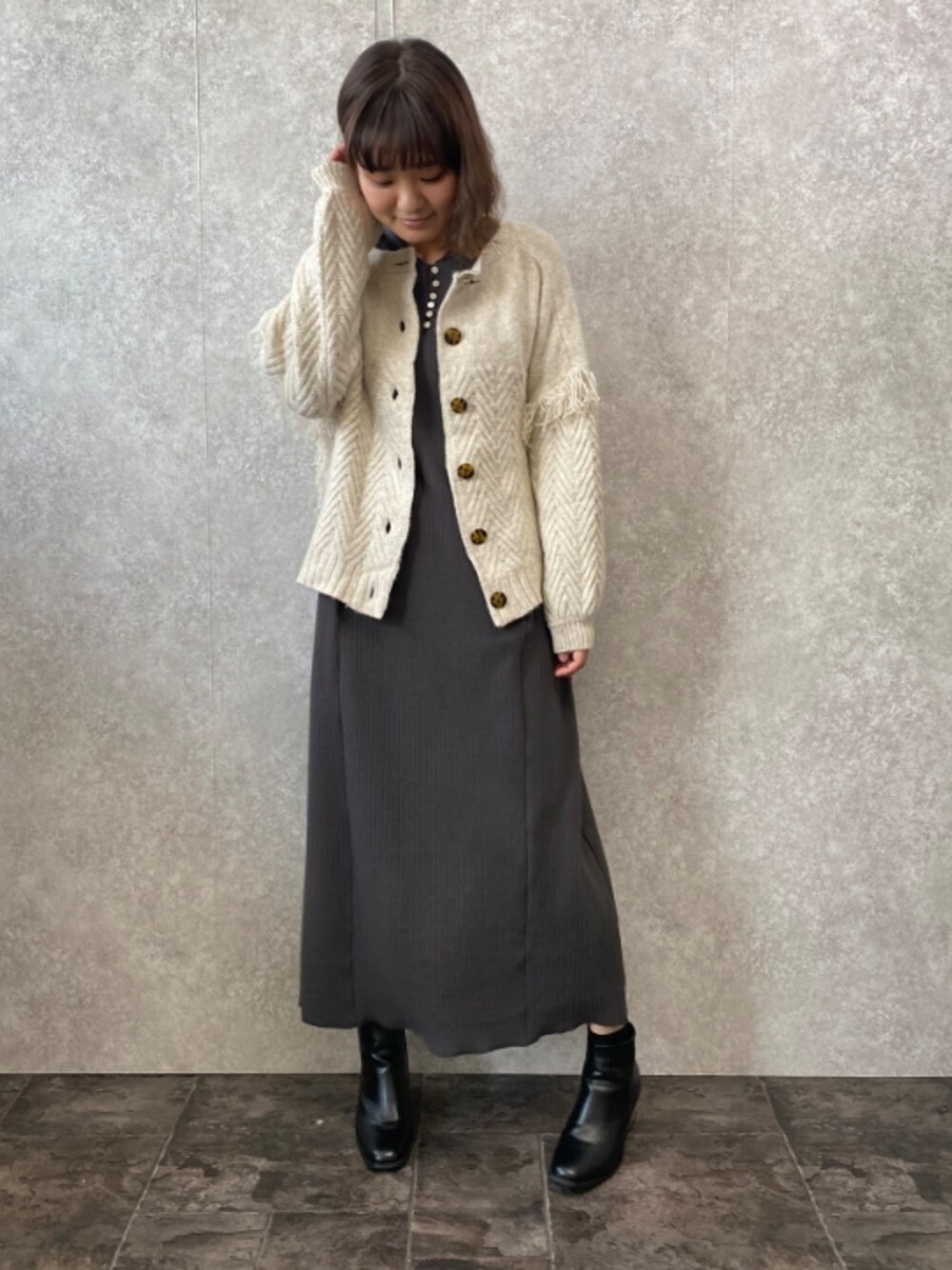 「ワンピース、お出かけコーデ、大人コーデ、シンプル、オトナ女子、大人女子、オトナカジュアル、きれいめカジュアル、エウクレイド、EUCLAID」｜「EUCLAIDの【her EUCLAID】ラゲットリブワンピース（ワンピース、グレー系）」を使った、EIさん（レディース・167cm）の冬コーディネートの1枚目の写真