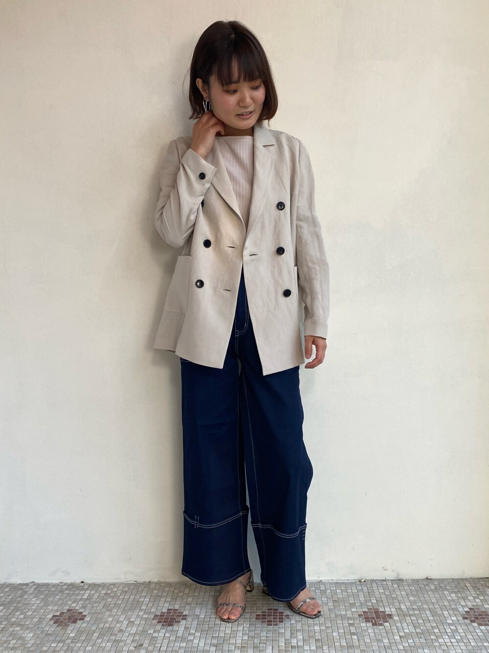 「春カラー、シンプルコーデ、ジャケット、ロングスカート、デニム、オトナ女子、キレイめ、レイヤードスタイル、EUCLAID、パステル映える春」｜「EUCLAIDのリネンダブルジャケット（テーラードジャケット、ホワイト系）」を使った、EIさん（レディース・167cm）の春コーディネートの1枚目の写真