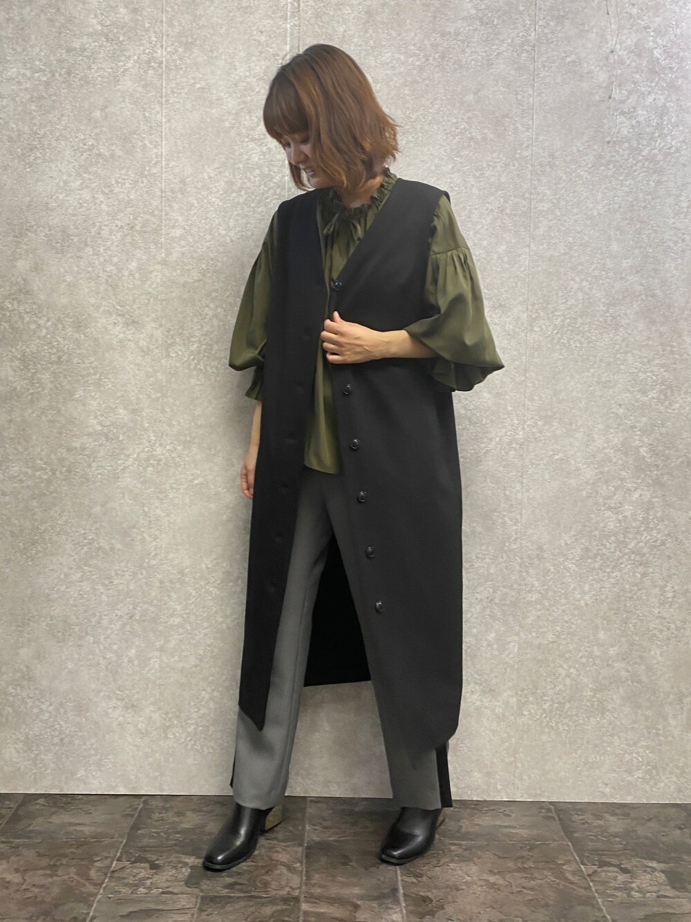 「レイヤードスタイル、ジレ、ジレコーデ、冬コーデ、カジュアルコーデ、シンプルスタイル、今日のコーデ、大人カジュアル、秋服、高身長女子、ブラウス、EUCLAID」｜「EUCLAIDのウールライク2WAYジレ（ベスト、ブラック系）」を使った、EIさん（レディース・167cm）の秋コーディネートの1枚目の写真