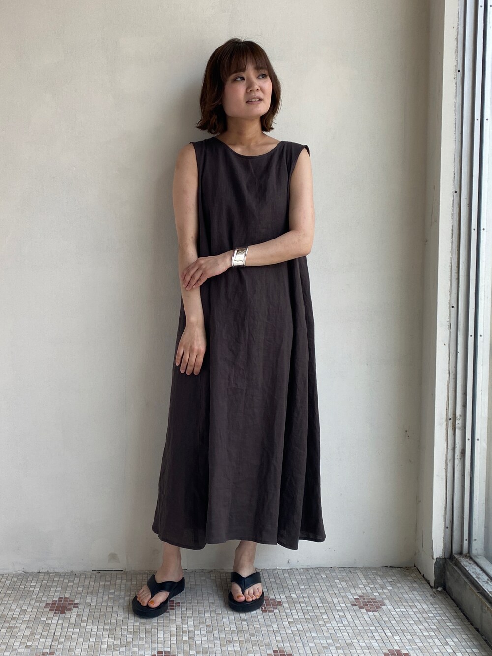 「ワンピース、ブラウン、サンダルコーデ、夏コーデ、シンプルコーデ、オトナ女子、夏、大人ガーリー、高身長女子、リゾートスタイル、EUCLAID、エウクレイド」｜「EUCLAIDのリネンボリュームシルエットワンピース（ワンピース、ブラウン系）」を使った、EIさん（レディース・167cm）の夏コーディネートの1枚目の写真