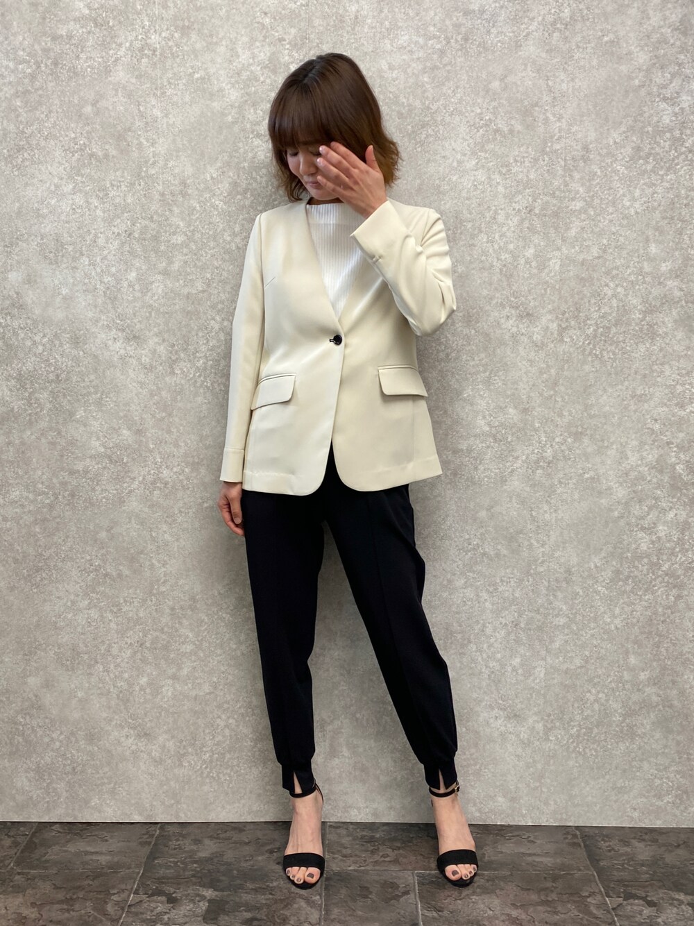 「ノーカラージャケット、ジャケット、ジョガーパンツ、モノトーン、フォーマル、セレモニー、オトナ女子、レイヤードスタイル、キレイめ、入学式、卒業式、スポーツミックス、EUCLAID」｜「EUCLAIDのダブルクロススリットジョガーパンツ（その他パンツ、ブラック系）」を使った、EIさん（レディース・167cm）の春コーディネートの1枚目の写真