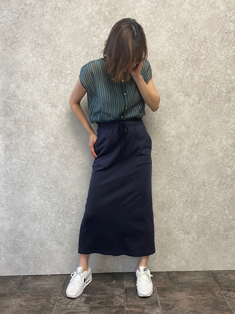 「夏コーデ、シンプルコーデ、スウェット、シャツスタイル、ネイビー、グリーン、ラクチンコーデ、ラフ、スニーカー、ナイキエアマックス」｜「EUCLAIDの【her EUCLAID】ミニウラケリラックススカート（スカート、ブルー系）」を使った、EIさん（レディース・167cm）の夏コーディネートの1枚目の写真