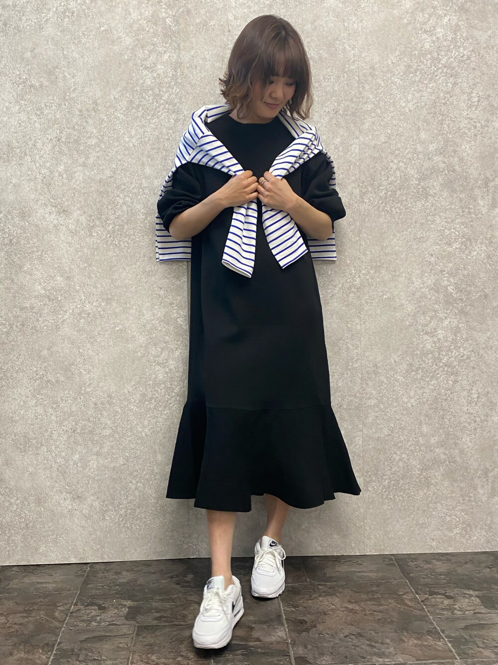 「マーメイドワンピース、ボーダー、ブラックワンピース、シンプルコーデ、オトナ女子、大人かわいい、カジュアルコーデ、NIKE、エアマックス、白スニーカー、はるコーデ、休日コーデ、キレイめ、春服みてみて、EUCLAID」｜「EUCLAIDの天竺ボーダーロングスリーブＴシャツ（Tシャツ/カットソー、ブルー系）」を使った、EIさん（レディース・167cm）の春コーディネートの1枚目の写真