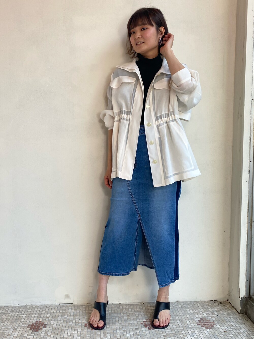 「デニムスカート、シアーシャツ、ライトアウター、春カラー、大人かわいい、パステル映える春、シンプルコーデ、カジュアルコーデ、ロングスカート、キレイめ、休日コーデ、春服みてみて、EUCLAID」｜「EUCLAIDのシアーミリタリージャケット（テーラードジャケット、ホワイト系）」を使った、EIさん（レディース・167cm）の春コーディネートの1枚目の写真