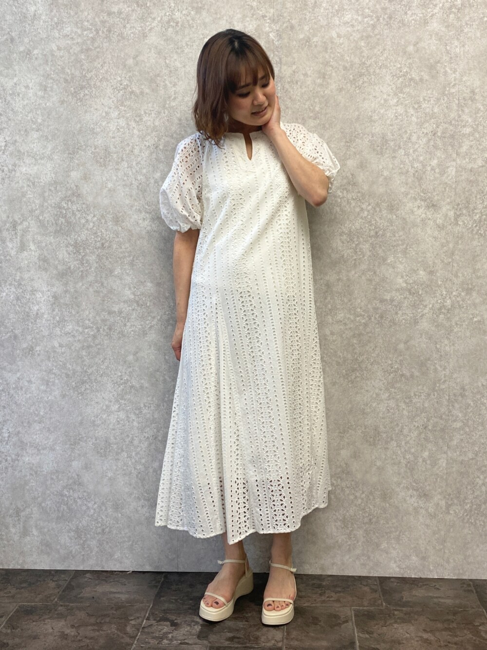 「ワンピース、刺繍、ホワイト、オールホワイト、夏コーデ、オトナカワイイ、大人かわいい、ワンピーススタイル、ワントーンコーデ、エウクレイド、EUCLAID」｜「EUCLAIDのアイレット刺繍ワンピース（ワンピース、ホワイト系）」を使った、EIさん（レディース・167cm）の夏コーディネートの1枚目の写真