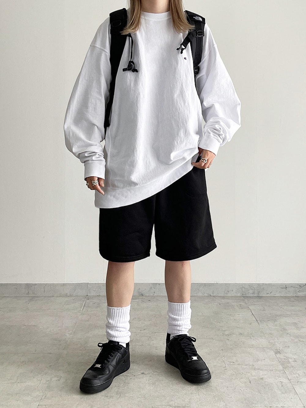 「カジュアルコーデ、モノトーン、スニーカー、メンズライク、オーバーサイズ、ゆるコーデ、NIKE、ストリート」｜「BEAUTY&YOUTH UNITED ARROWSの＜LA Blanks＞ SWEAT SHORTS / ショートパンツ（スウェットパンツ、ブラック系）」を使った、MIHOさん（レディース・163cm）の夏コーディネートの1枚目の写真