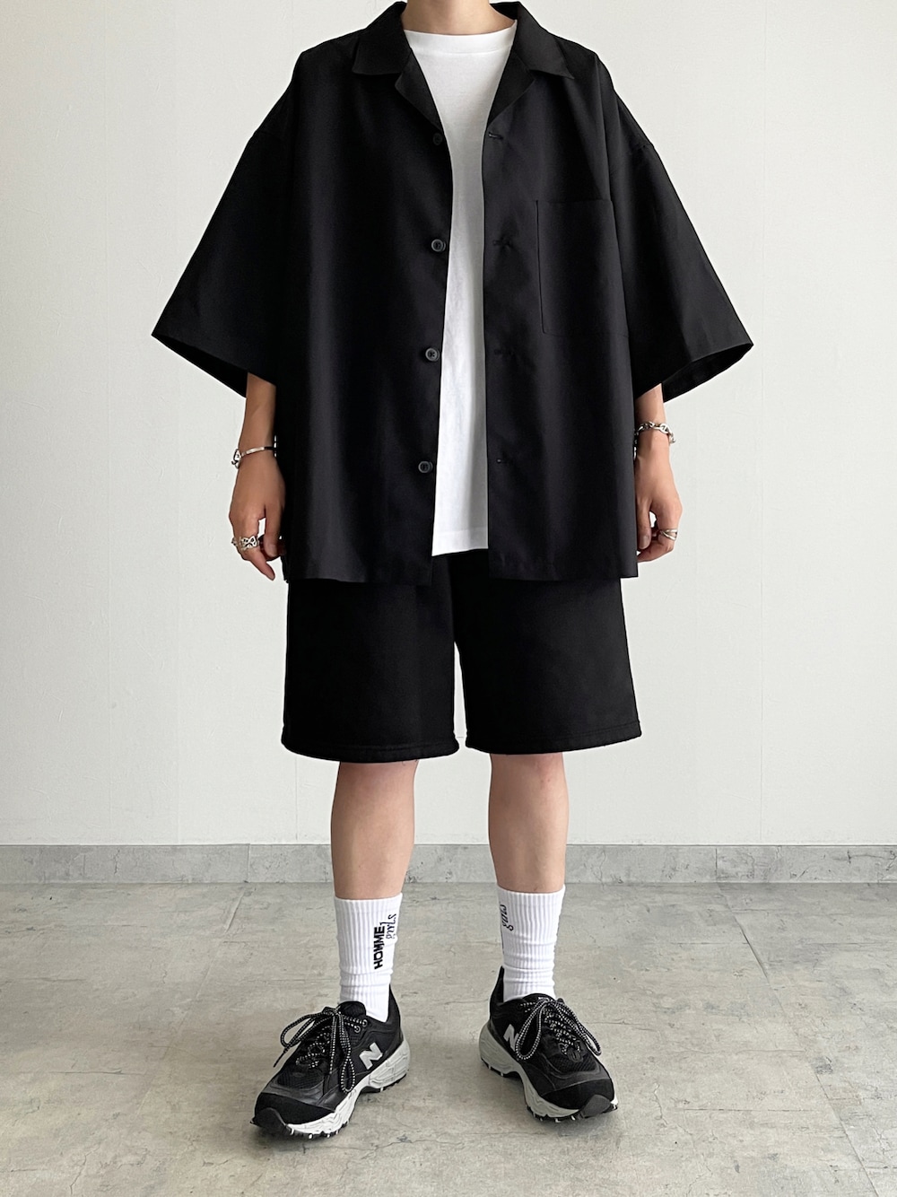 ブラック系のスニーカー、ブラック系のスウェットパンツ、ブラック系のシャツ/ブラウスを着用したレディースの夏コーディネートの1枚目の写真