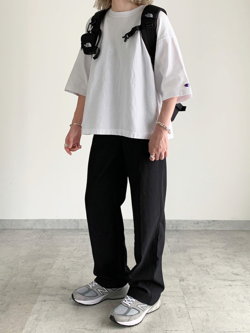 「カジュアルコーデ、シンプルコーデ、モノトーン、メンズライク、ゆるコーデ、スニーカー、ニューバランス」｜「UNIQLOのアイテム（パンツ、ブラック系）」を使った、MIHOさん（レディース・163cm）の秋コーディネートの1枚目の写真