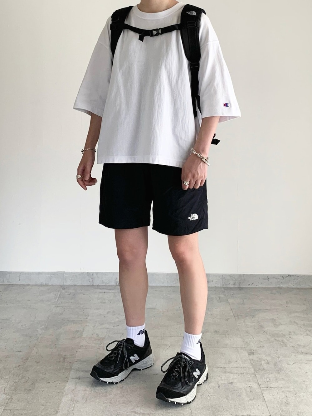 「カジュアル、シンプルコーデ、モノトーン、夏コーデ、メンズライク、ハーフパンツ、スニーカーコーデ、THE NORTH FACE、New Balance」｜「THE NORTH FACEのアイテム（その他パンツ、ブラック系）」を使った、MIHOさん（レディース・163cm）の夏コーディネートの1枚目の写真