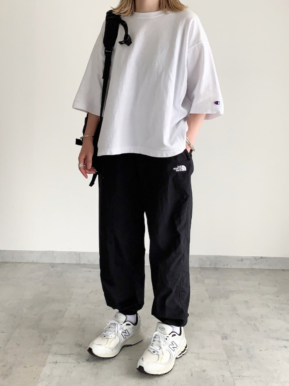 「カジュアル、モノトーン、ゆるコーデ、メンズライク、スニーカー、夏コーデ、Tシャツ」｜「THE NORTH FACEのTHE NORTH FACE バーサタイル パンツ VERSATILE PANT nb31948（その他パンツ、ブラック系）」を使った、MIHOさん（レディース・163cm）の夏コーディネートの1枚目の写真