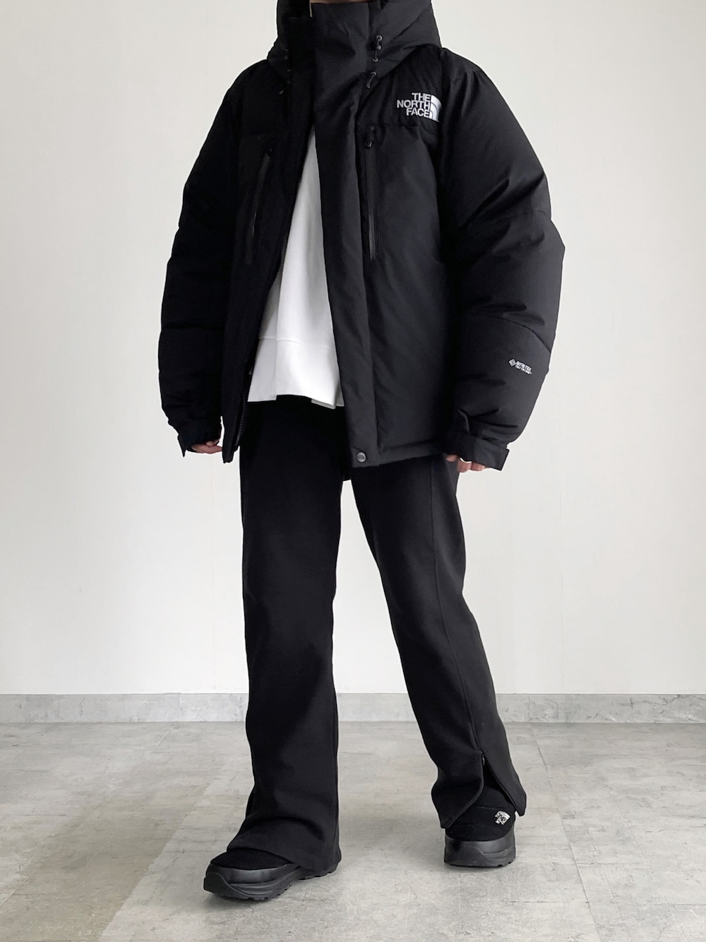「冬コーデ、モノトーン、ブラック、ゆるコーデ、メンズライク、カジュアル、ブーツ」｜「THE NORTH FACEのTHE NORTH FACE/ノースフェイス BALTRO LIGHT JACKET/バルトロ ライト ジャケット（ダウンジャケット/コート、ブラック系）」を使った、MIHOさん（レディース・163cm）の冬コーディネートの1枚目の写真