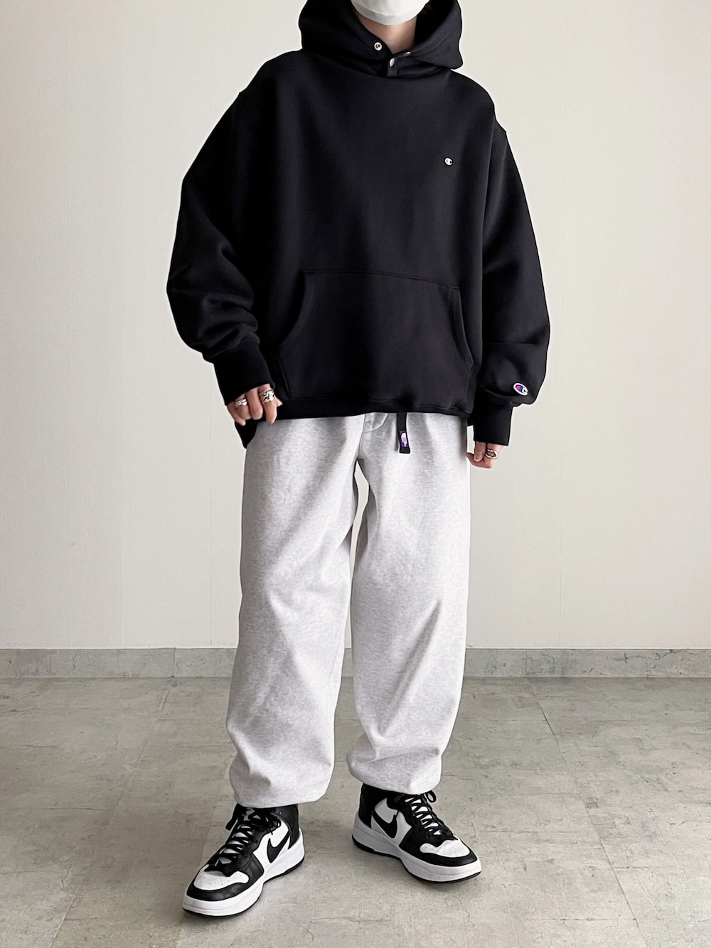 「シンプルコーデ、モノトーン、ゆるコーデ、パーカー、スウェット、オーバーサイズ、カジュアル、ストリート」｜「ChampionのChampion × BEAMS / 別注 ビッグ スナップ パーカ（パーカー、ブラック系）」を使った、MIHOさん（レディース・163cm）の春コーディネートの1枚目の写真