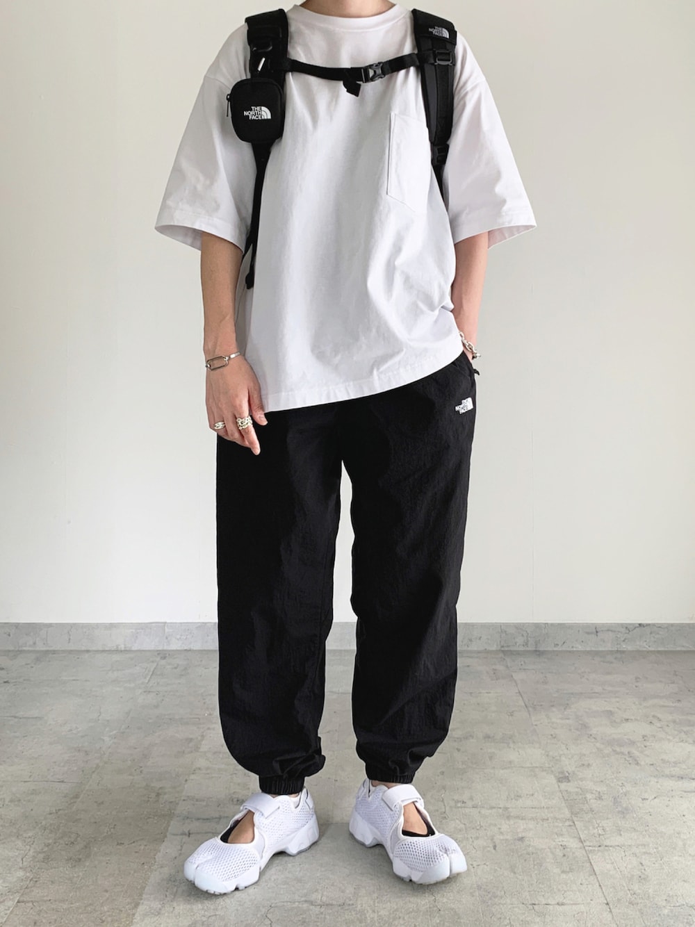 「カジュアルコーデ、シンプルコーデ、モノトーン、メンズライク、THE NORTH FACE、NIKE、ゆるコーデ」｜「NIKEのナイキ エア リフト ブリーズ ウィメンズシューズ / スニーカーサンダル (22-29cm) / NIKE AIR RIFT BREATHE（サンダル、ホワイト系）」を使った、MIHOさん（レディース・163cm）の秋コーディネートの1枚目の写真