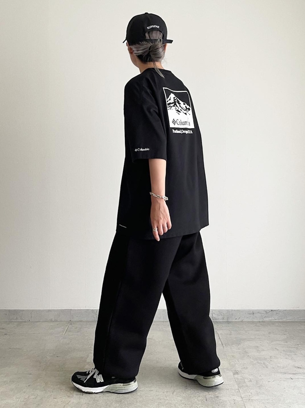 「ブラック、ストリート、ゆるコーデ、メンズライク、スニーカー、モノトーン、スウェットパンツ」｜「Columbiaの【展開店舗限定】columbia/コロンビア  インペリアルパーク ビッグシルエット  バックプリントTシャツ   PM0270（Tシャツ/カットソー、ブラック系）」を使った、MIHOさん（レディース・163cm）の秋コーディネートの1枚目の写真